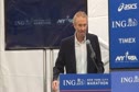 Amby Burfoot accepts George Hirsch Journalism Award at ING New York City Marathon